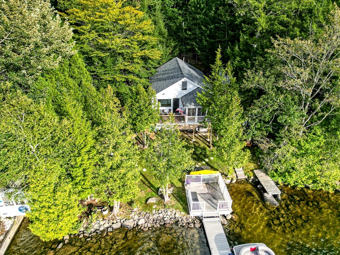 Cabins (United States of America, Belgrade, Maine)