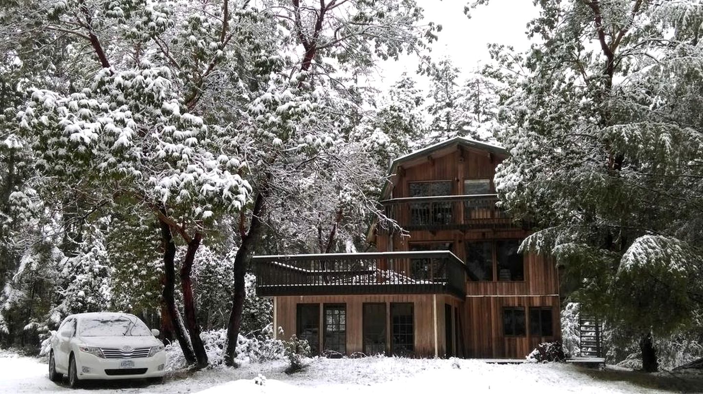 Romantic Room in Vacation Rental on Gabriola Island in British Columbia