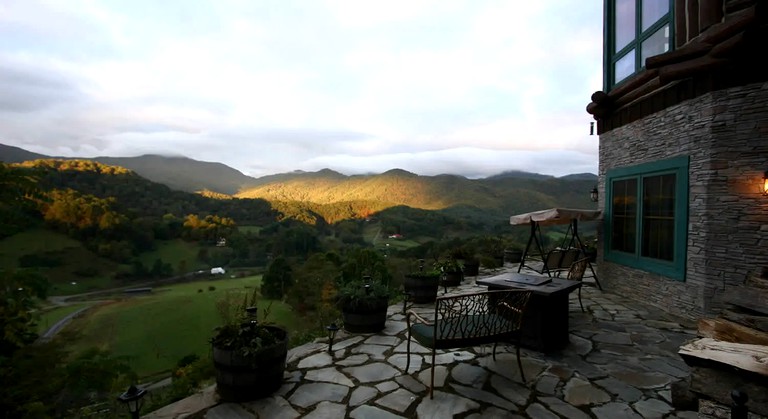 Romantic Vacation Getaway in a Hillside Lodge near Asheville in Leicester, North Carolina | Nature Lodges (Leicester, North Carolina, United States of