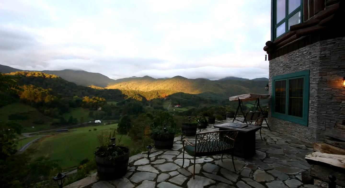 Romantic Vacation Getaway in a Hillside Lodge near Asheville in Leicester, North Carolina