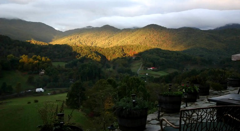 Romantic Vacation Getaway in a Hillside Lodge near Asheville in Leicester, North Carolina | Nature Lodges (Leicester, North Carolina, United States of