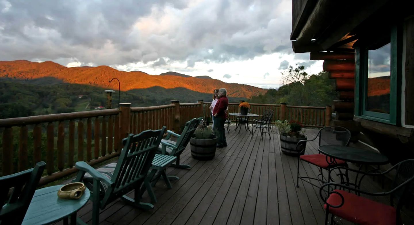 Deluxe Bed and Breakfast Getaway in the Great Smoky Mountains near Leicester, North Carolina