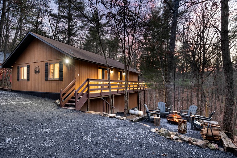 Beautiful Dog-Friendly Cabin with Game Room and Fire Pit, Nestled in the Beautiful Shenandoah Valley in Basye, Virginia