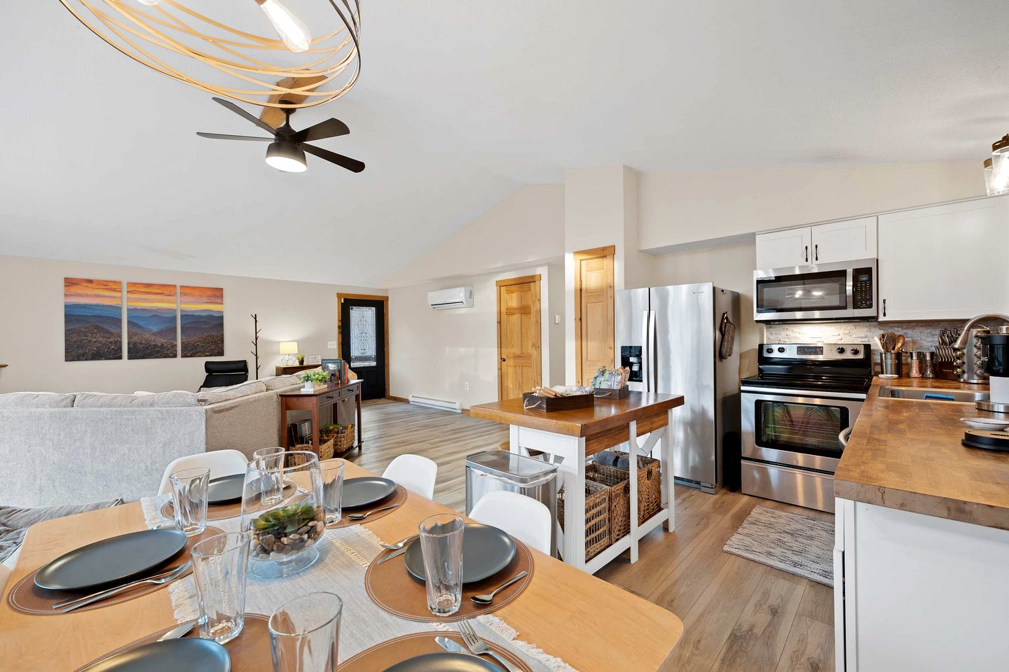 Beautiful Dog-Friendly Cabin with Game Room and Fire Pit, Nestled in the Beautiful Shenandoah Valley in Basye, Virginia