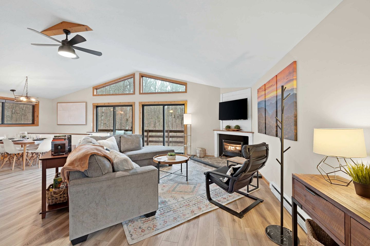 Beautiful Dog-Friendly Cabin with Game Room and Fire Pit, Nestled in the Beautiful Shenandoah Valley in Basye, Virginia