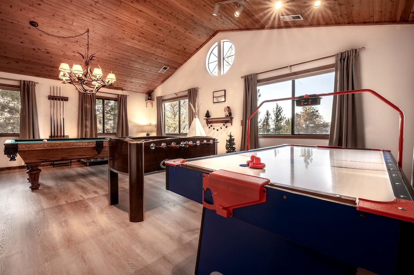 Charming Cabin with Outdoor Jacuzzi, Spa Bath and Game Room in California