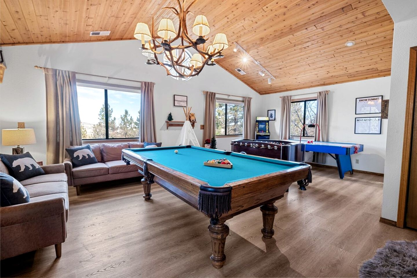 Charming Cabin with Outdoor Jacuzzi, Spa Bath and Game Room in California