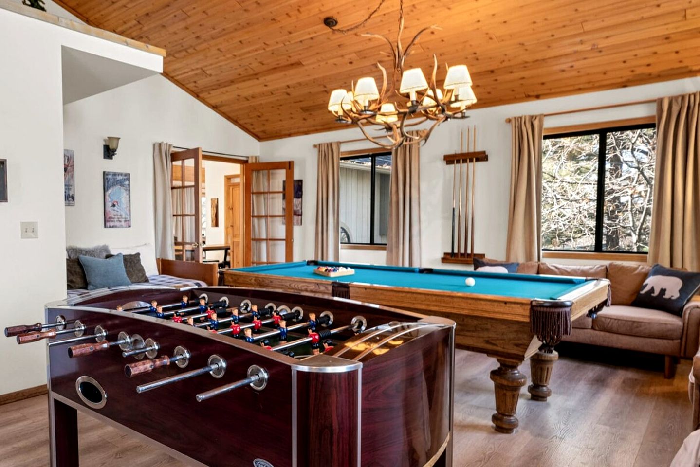 Charming Cabin with Outdoor Jacuzzi, Spa Bath and Game Room in California
