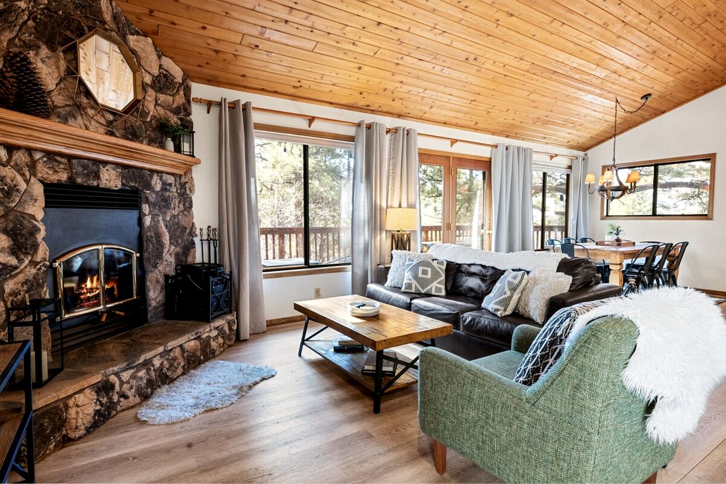 Charming Cabin with Outdoor Jacuzzi, Spa Bath and Game Room in California