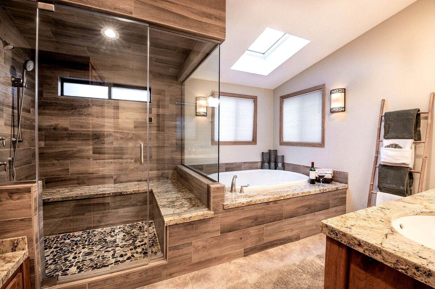 Charming Cabin with Outdoor Jacuzzi, Spa Bath and Game Room in California