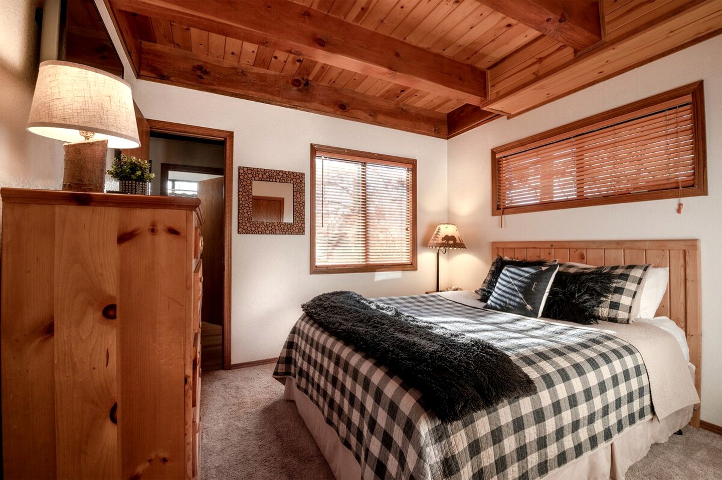 Charming Cabin with Outdoor Jacuzzi, Spa Bath and Game Room in California