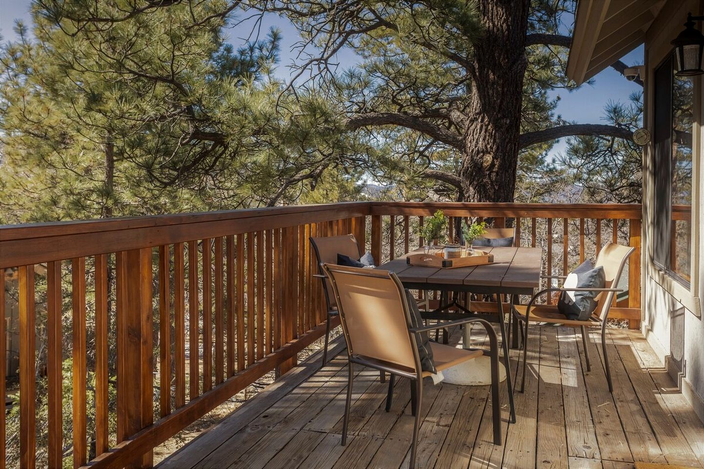 Charming Cabin with Outdoor Jacuzzi, Spa Bath and Game Room in California