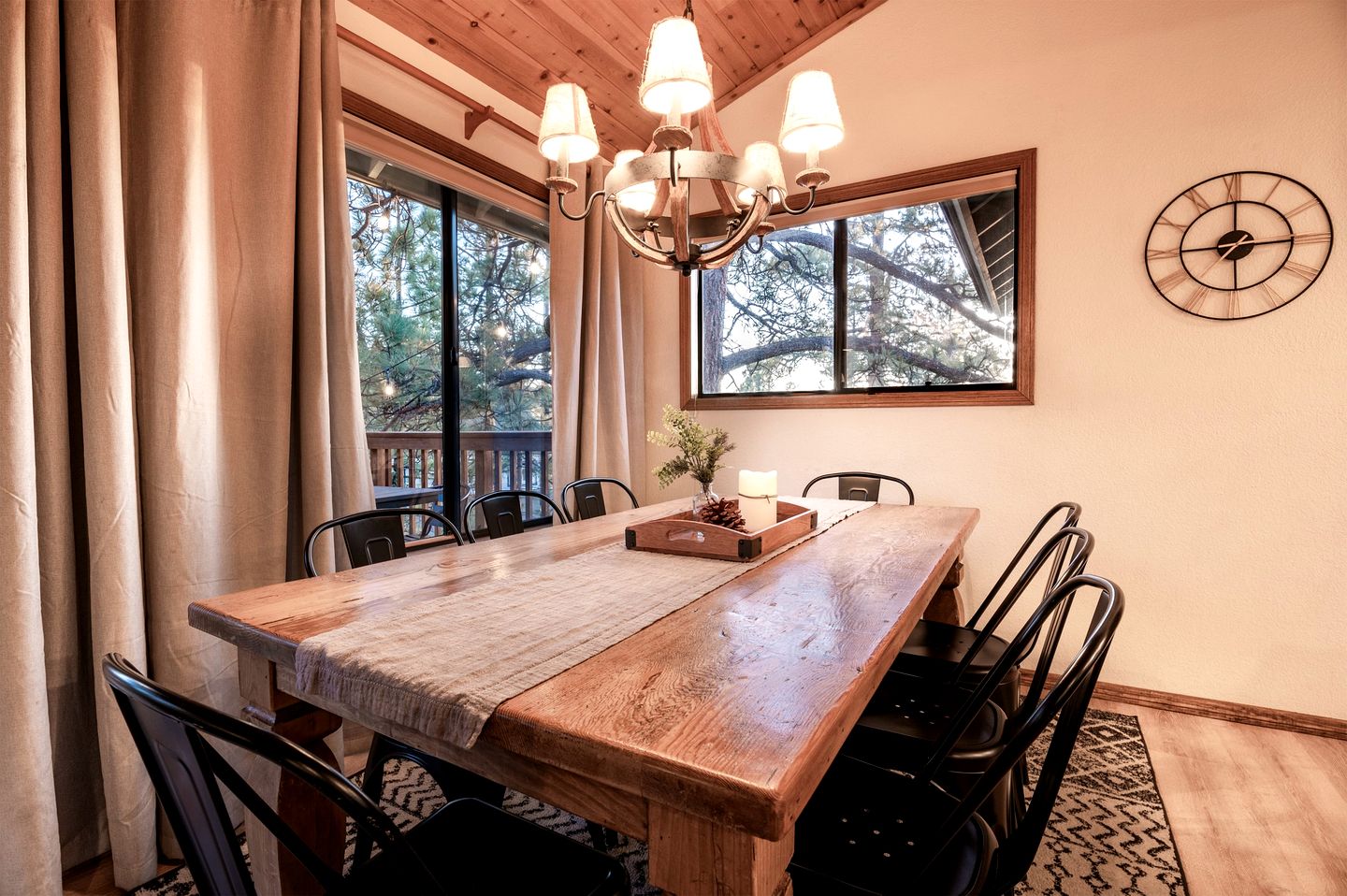 Charming Cabin with Outdoor Jacuzzi, Spa Bath and Game Room in California