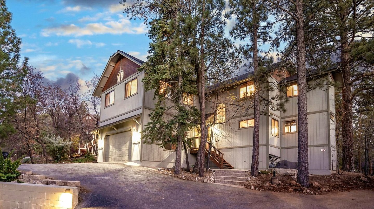 Charming Cabin with Outdoor Jacuzzi, Spa Bath and Game Room in California