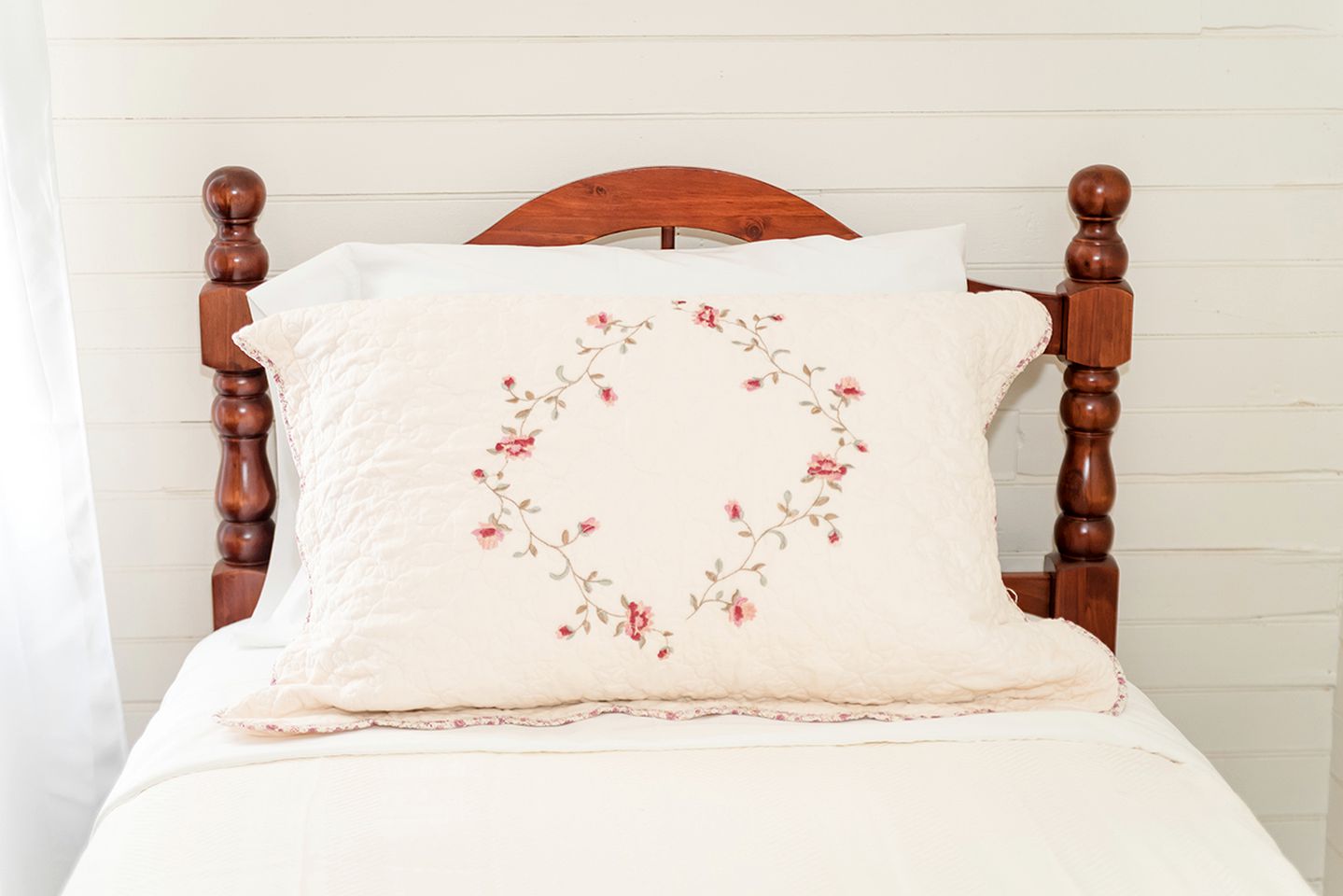 Upscale Cottage Rental for Families near Russell Creek in Greensburg, Kentucky