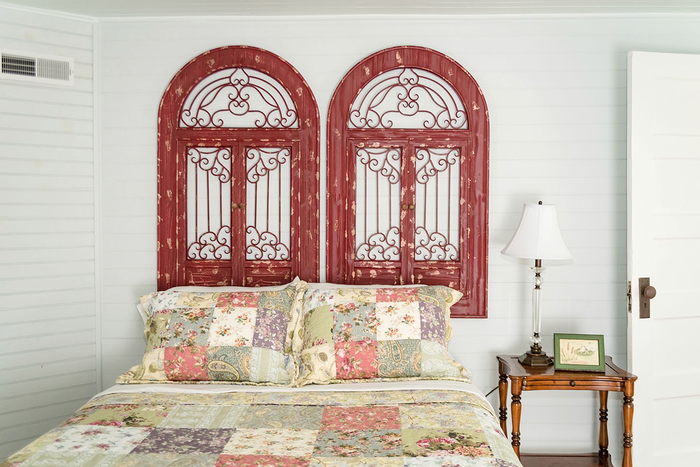 Upscale Cottage Rental for Families near Russell Creek in Greensburg, Kentucky