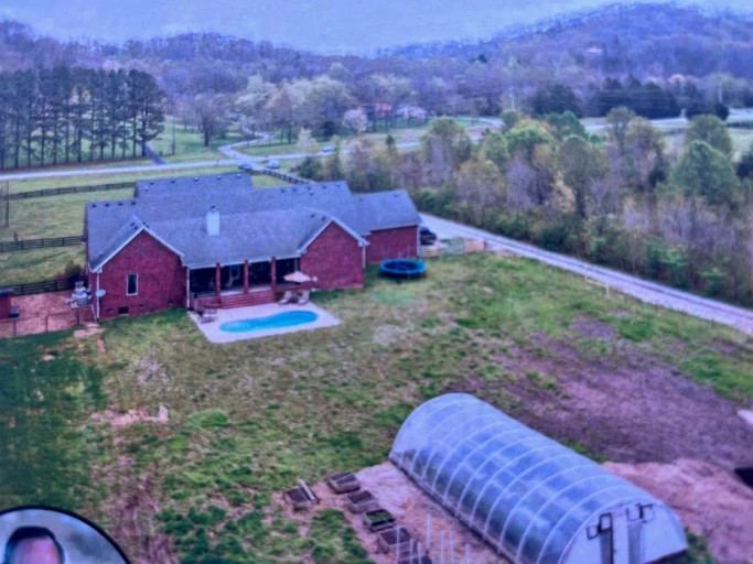 Splendid Cabin with Outdoor Pool in Tennessee