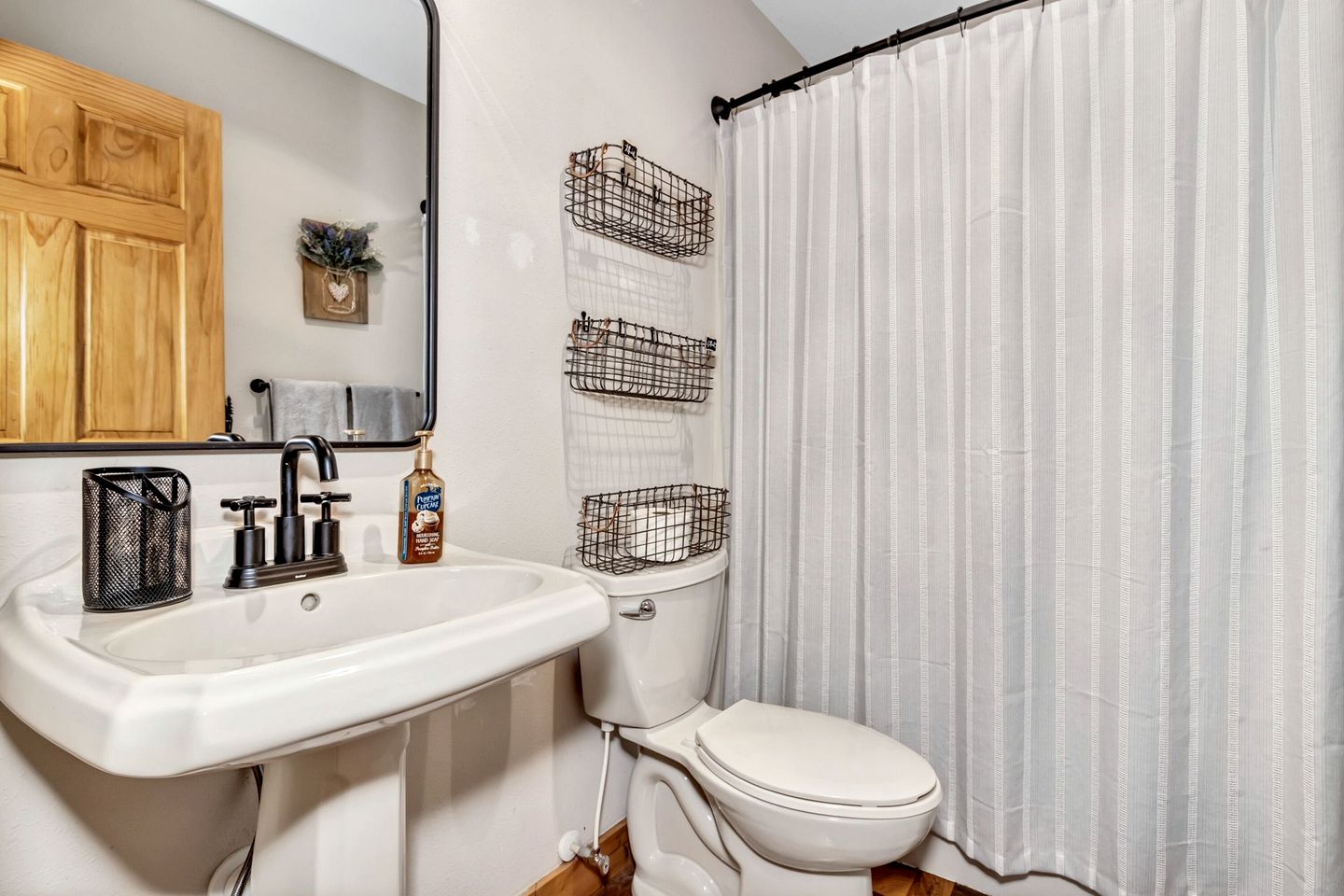 Cozy Mountain Cabin with Long-Range Views near Waterfall Park in Old Fort, NC