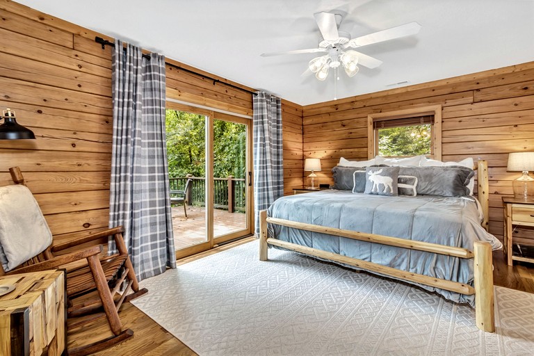 Cabins (United States of America, Old Fort, North Carolina)