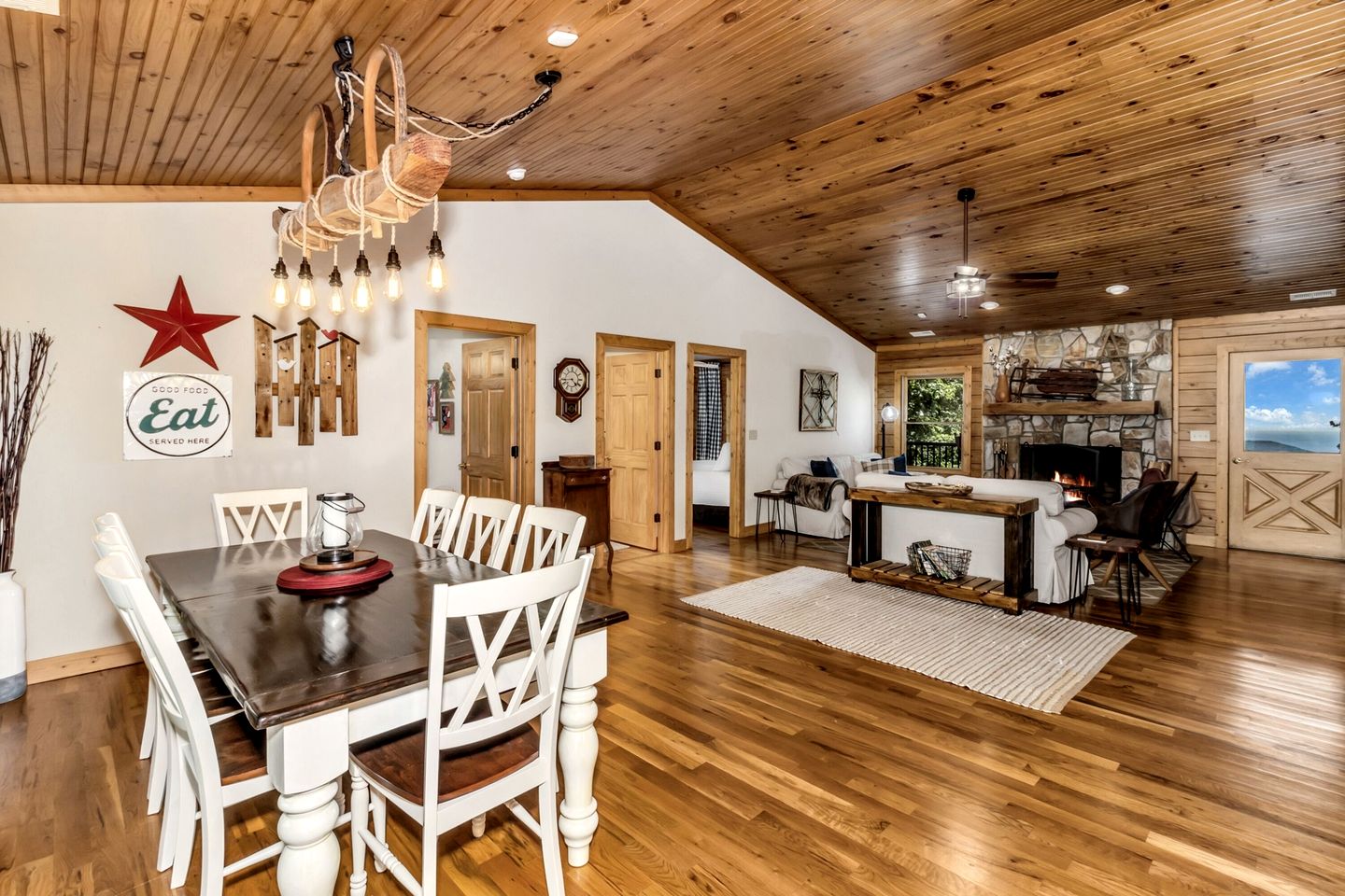 Cozy Mountain Cabin with Long-Range Views near Waterfall Park in Old Fort, NC