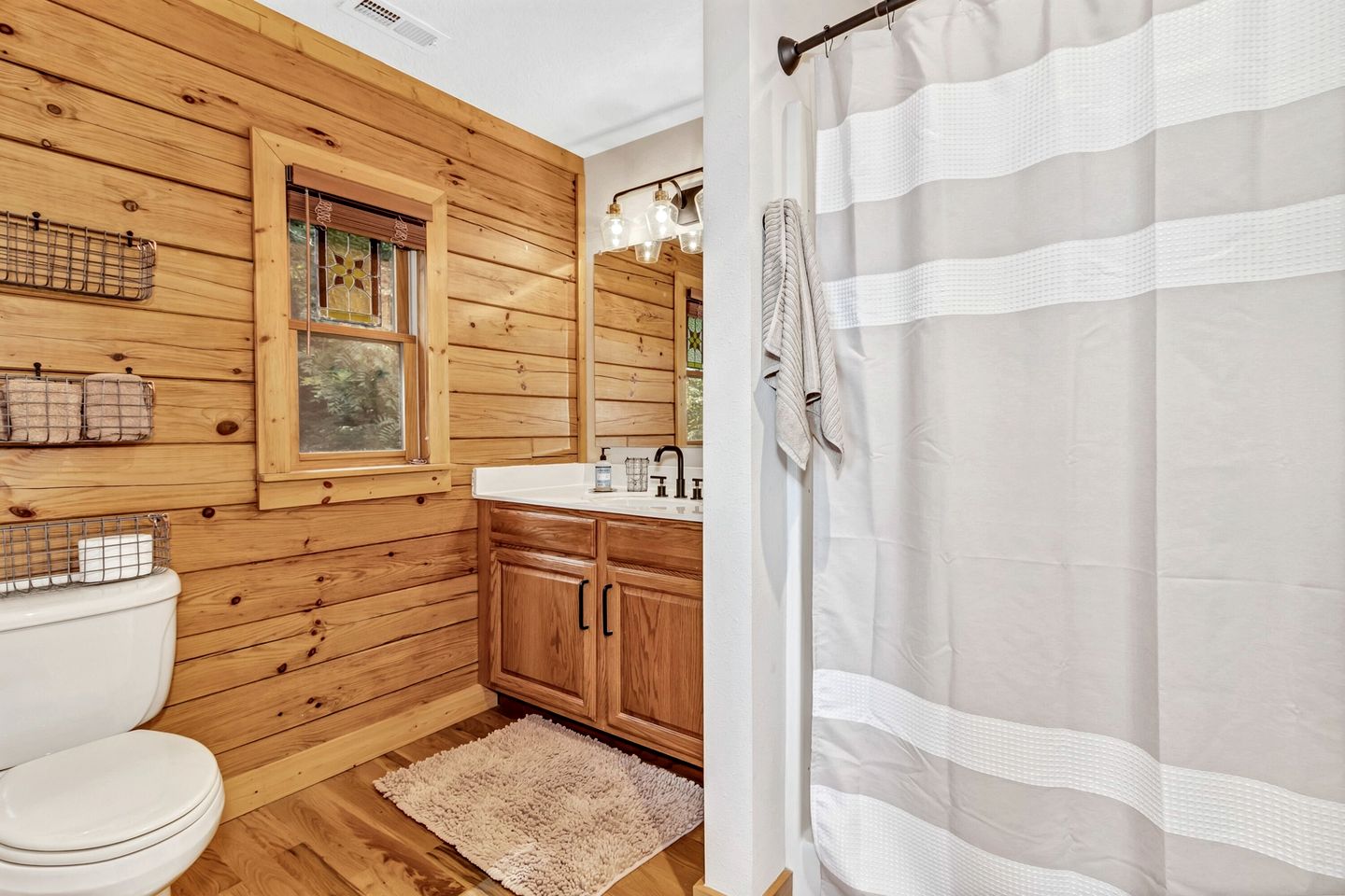 Cozy Mountain Cabin with Long-Range Views near Waterfall Park in Old Fort, NC