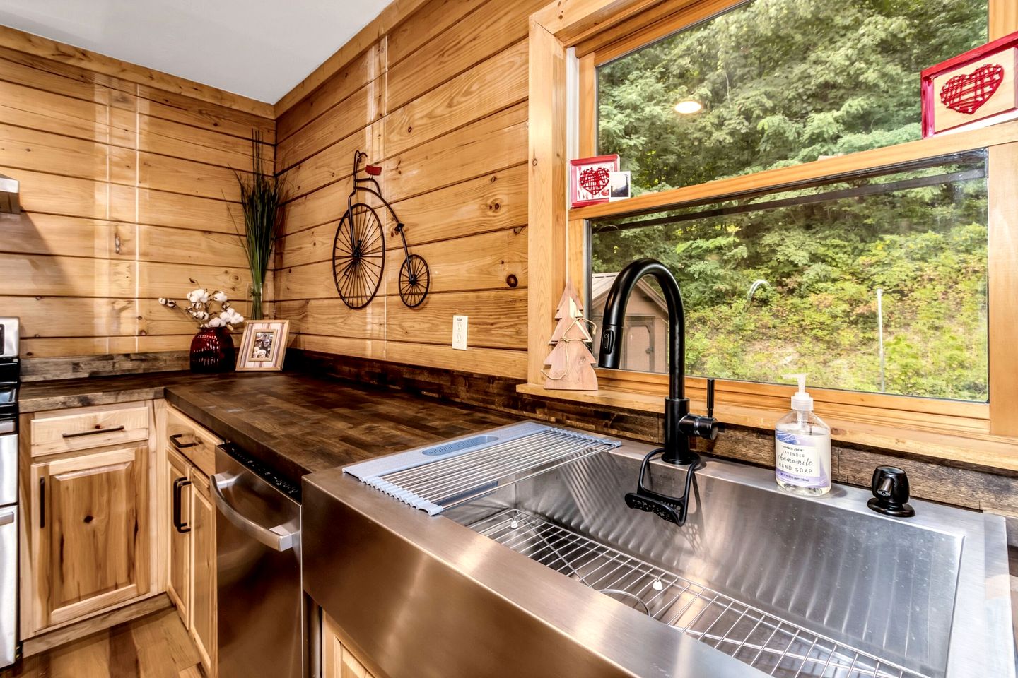 Cozy Mountain Cabin with Long-Range Views near Waterfall Park in Old Fort, NC