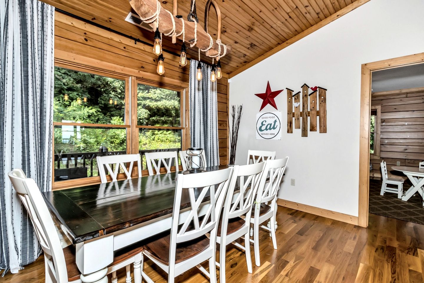 Cozy Mountain Cabin with Long-Range Views near Waterfall Park in Old Fort, NC