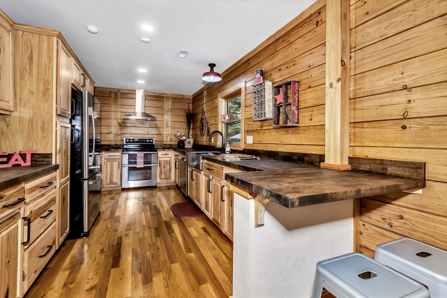 Cozy Mountain Cabin with Long-Range Views near Waterfall Park in Old Fort, NC