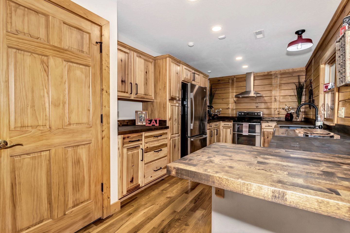 Cozy Mountain Cabin with Long-Range Views near Waterfall Park in Old Fort, NC