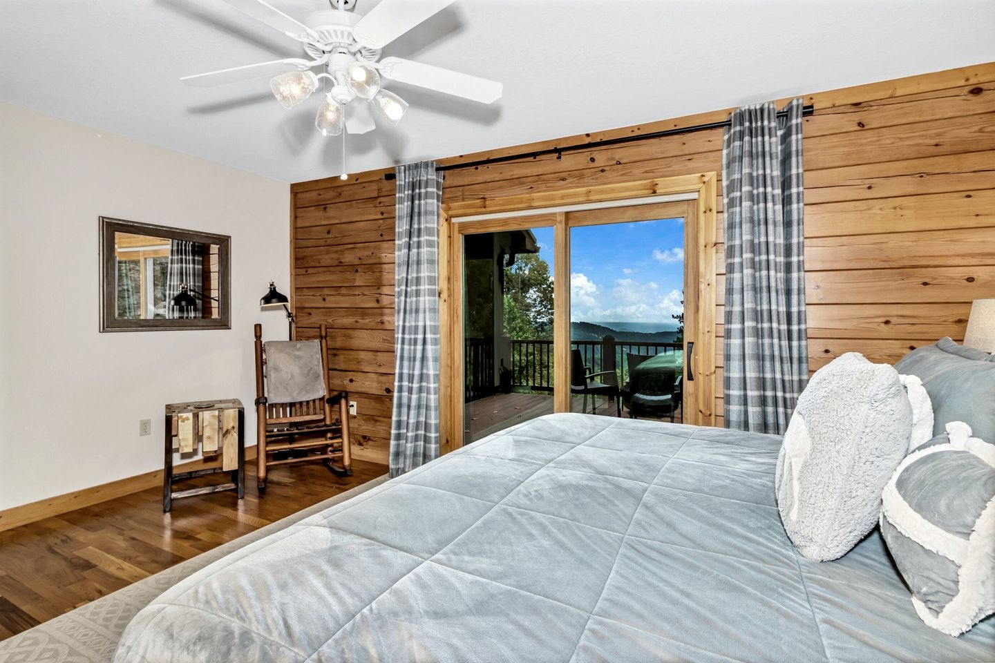 Cozy Mountain Cabin with Long-Range Views near Waterfall Park in Old Fort, NC