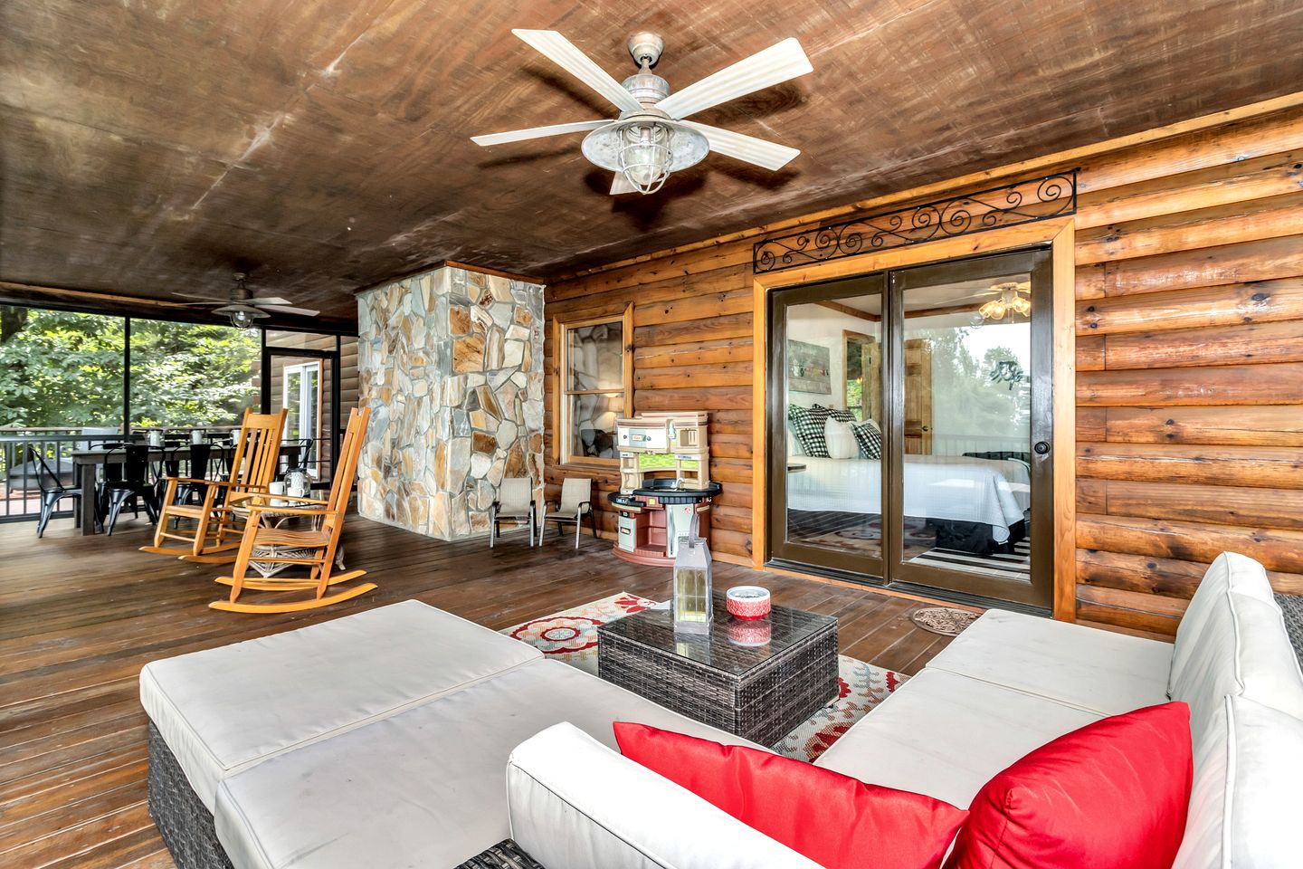 Cozy Mountain Cabin with Long-Range Views near Waterfall Park in Old Fort, NC