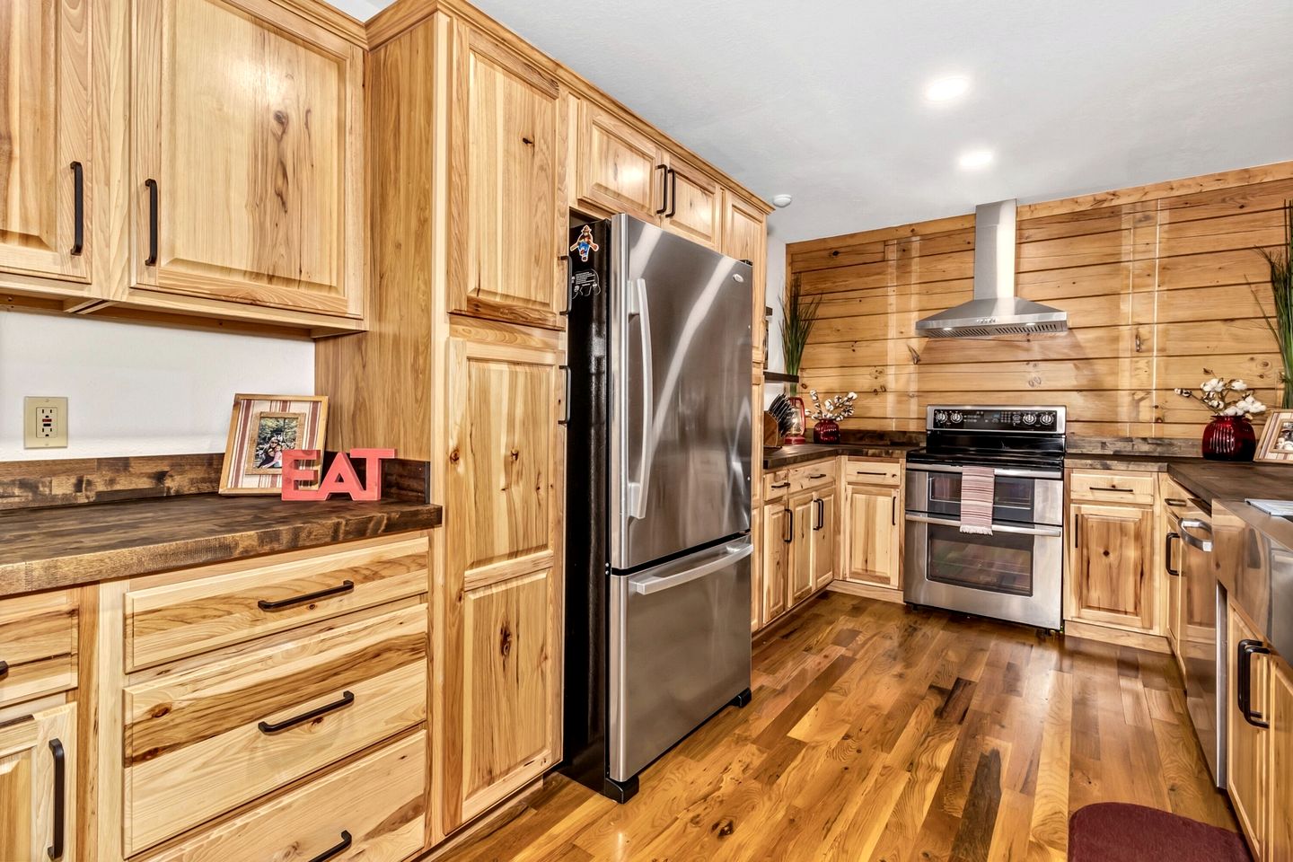 Cozy Mountain Cabin with Long-Range Views near Waterfall Park in Old Fort, NC