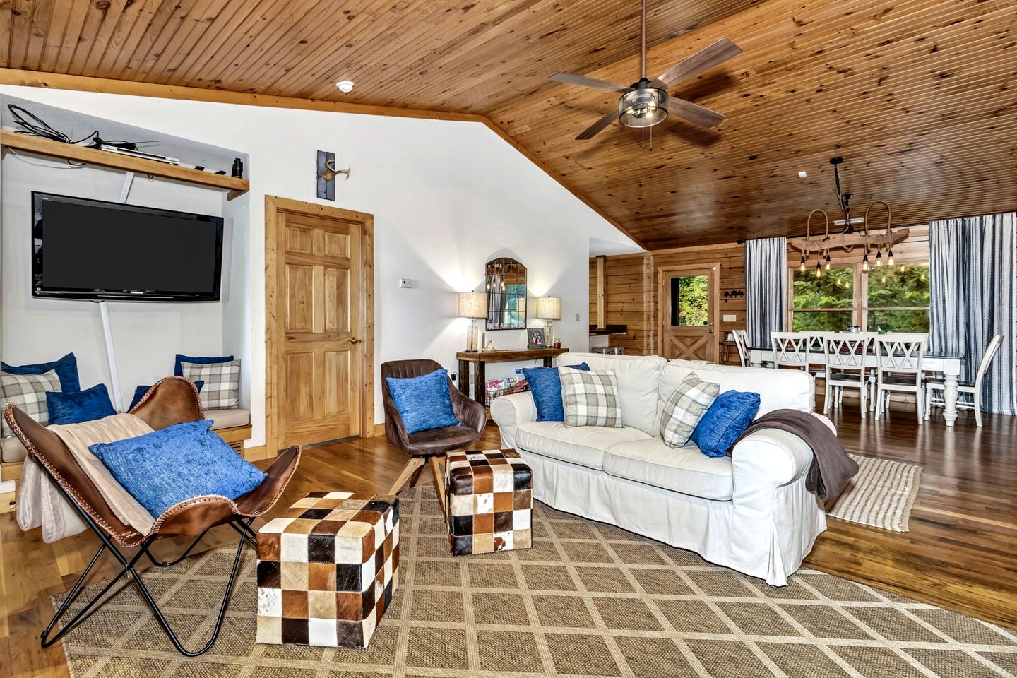 Cozy Mountain Cabin with Long-Range Views near Waterfall Park in Old Fort, NC