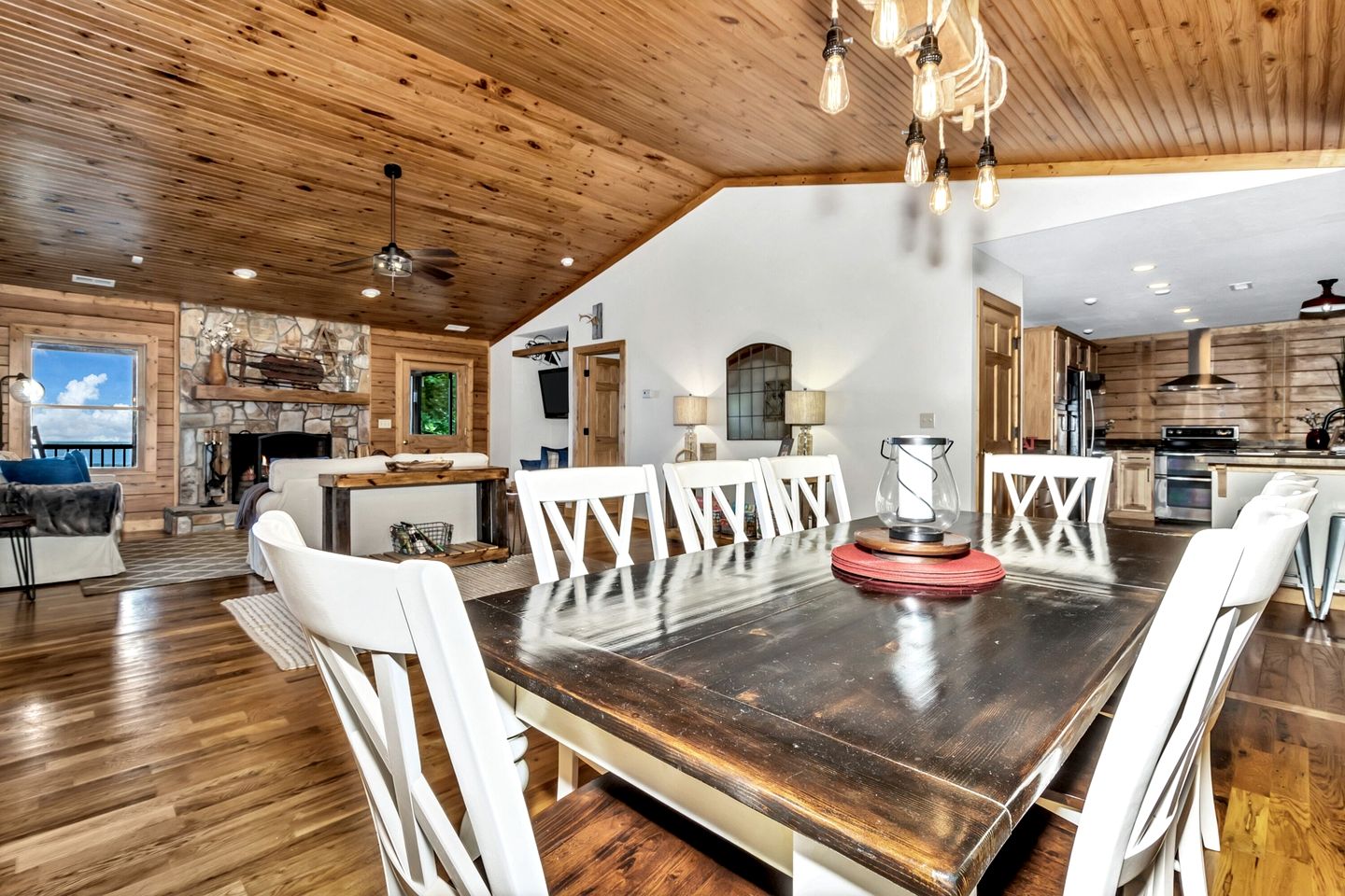 Cozy Mountain Cabin with Long-Range Views near Waterfall Park in Old Fort, NC