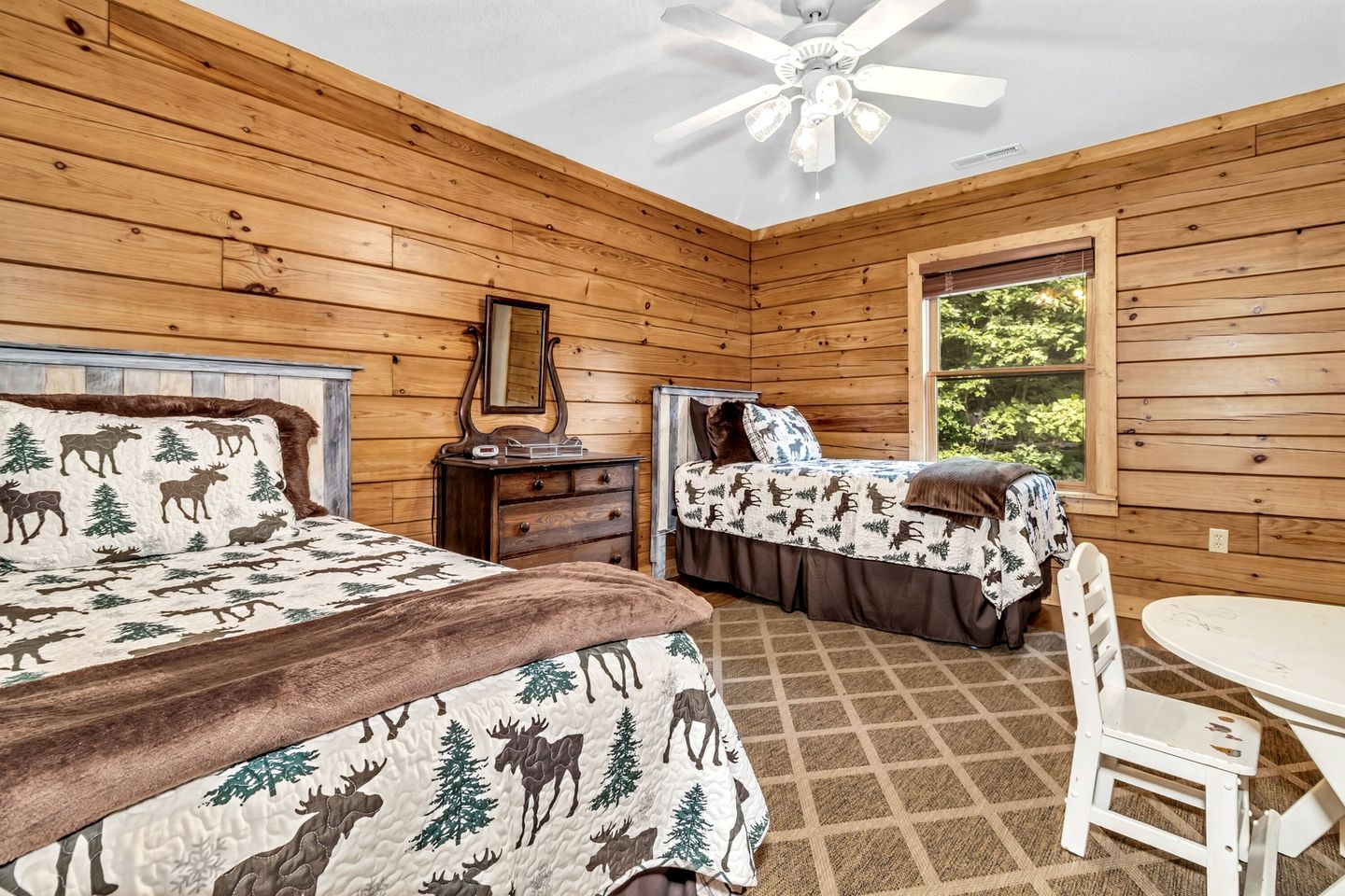 Cozy Mountain Cabin with Long-Range Views near Waterfall Park in Old Fort, NC