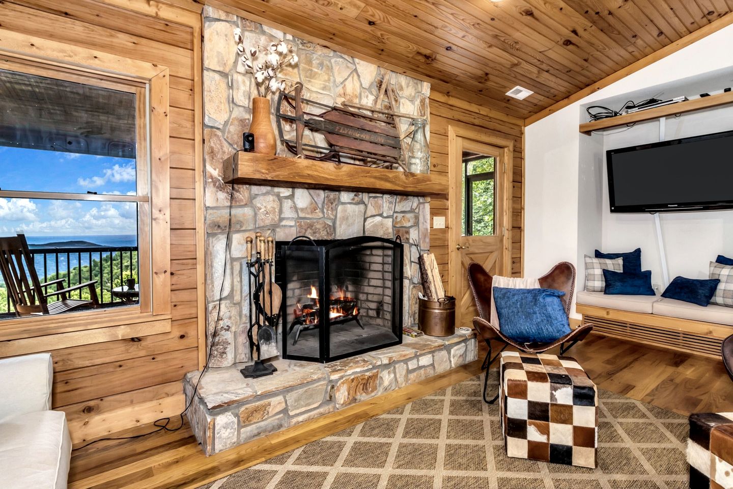 Cozy Mountain Cabin with Long-Range Views near Waterfall Park in Old Fort, NC