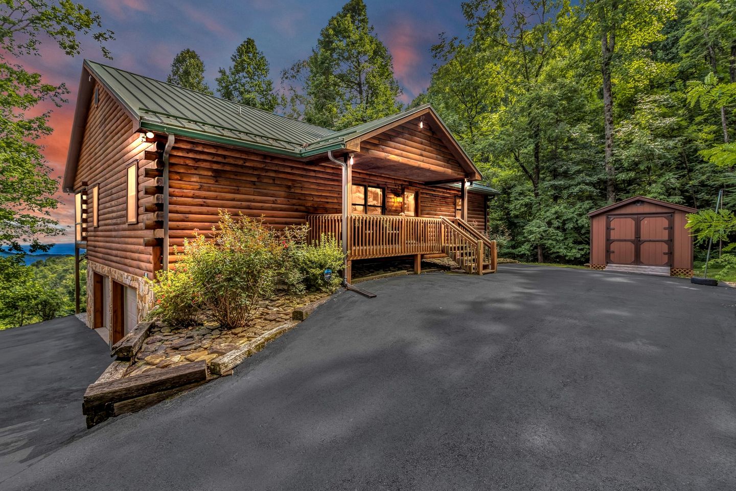Cozy Mountain Cabin with Long-Range Views near Waterfall Park in Old Fort, NC