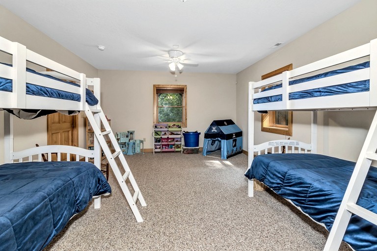 Cabins (United States of America, Old Fort, North Carolina)