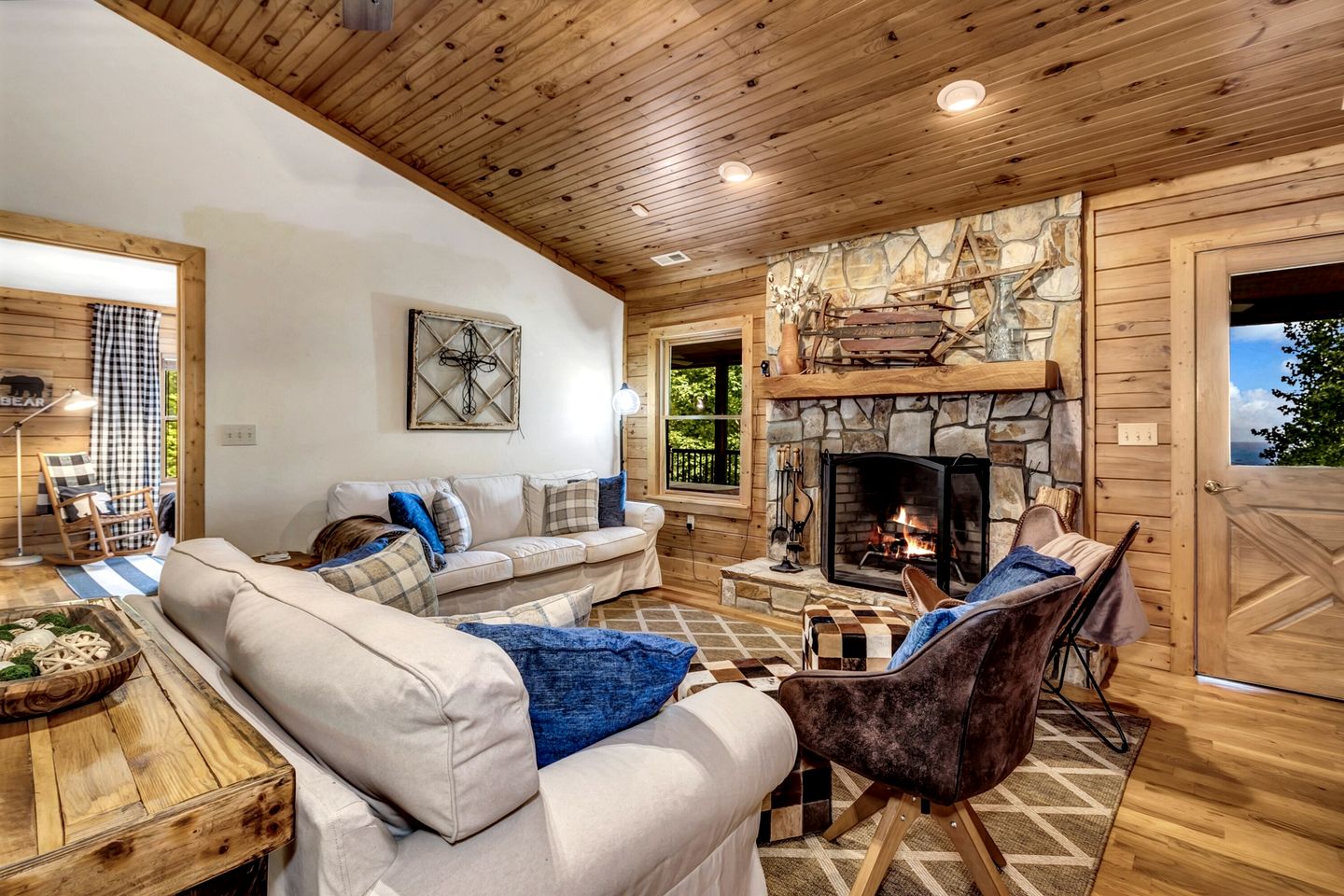 Cozy Mountain Cabin with Long-Range Views near Waterfall Park in Old Fort, NC