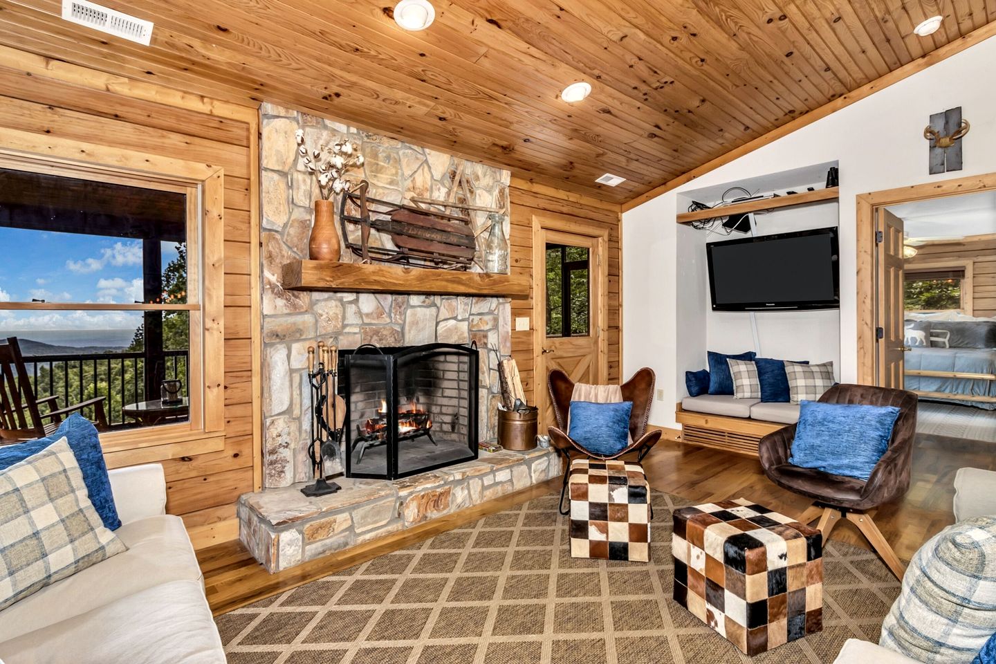 Cozy Mountain Cabin with Long-Range Views near Waterfall Park in Old Fort, NC