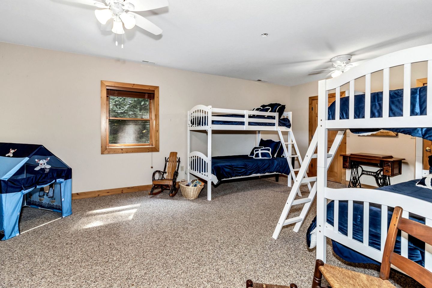 Cozy Mountain Cabin with Long-Range Views near Waterfall Park in Old Fort, NC