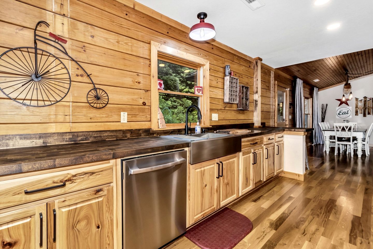 Cozy Mountain Cabin with Long-Range Views near Waterfall Park in Old Fort, NC