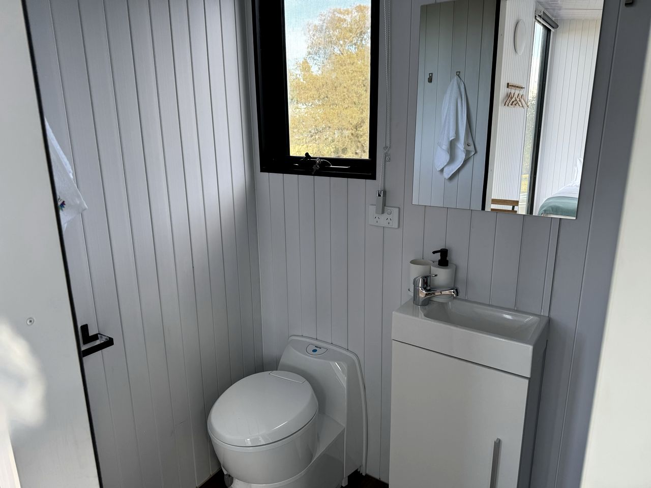 Lovely Tiny House with Outdoor Bath and Great Landscape Views in Victoria
