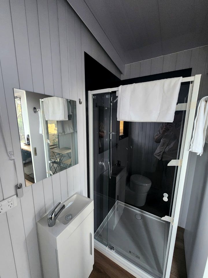 Lovely Tiny House with Outdoor Bath and Great Landscape Views in Victoria