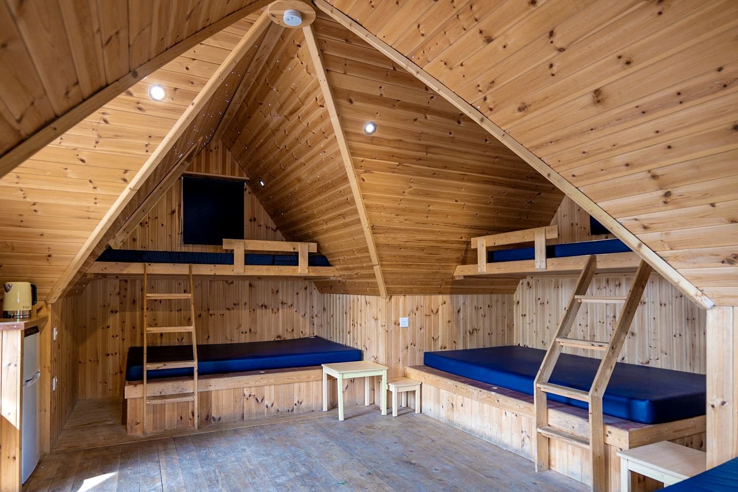 Spacious Glamping Pod with Retro Charm & Starry Lighting near Croston, England