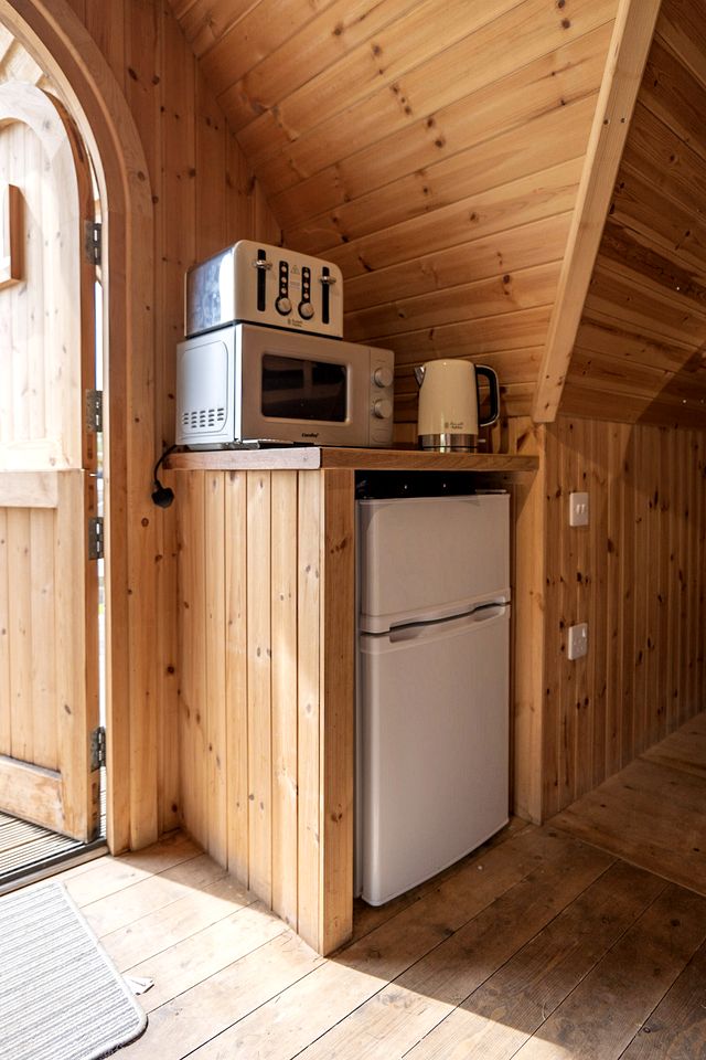 Spacious Glamping Pod with Retro Charm & Starry Lighting near Croston, England