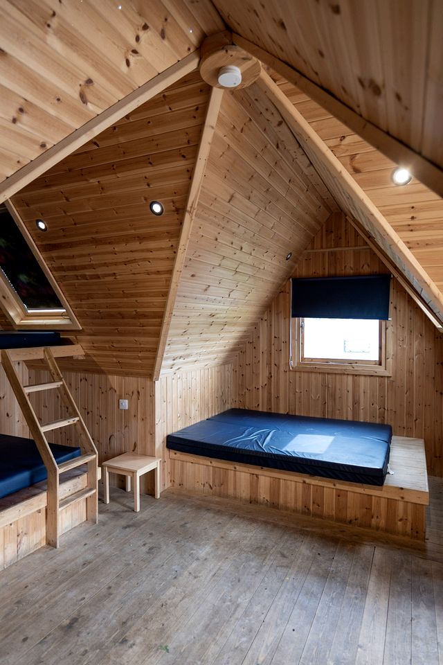 Spacious Glamping Pod with Retro Charm & Starry Lighting near Croston, England