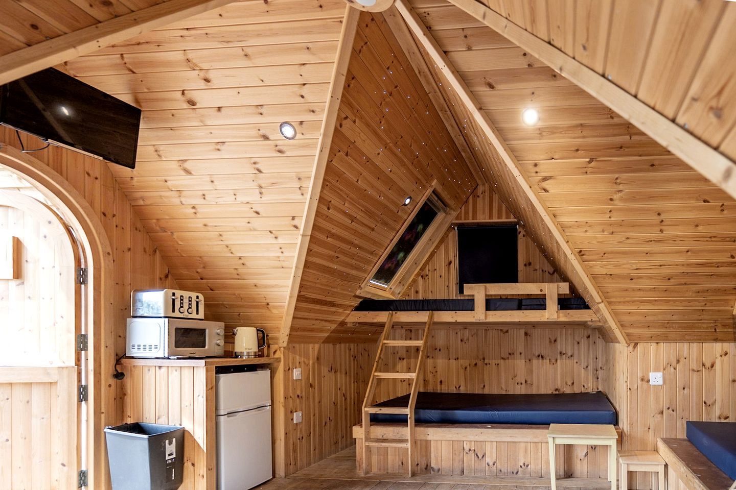 Spacious Glamping Pod with Retro Charm & Starry Lighting near Croston, England