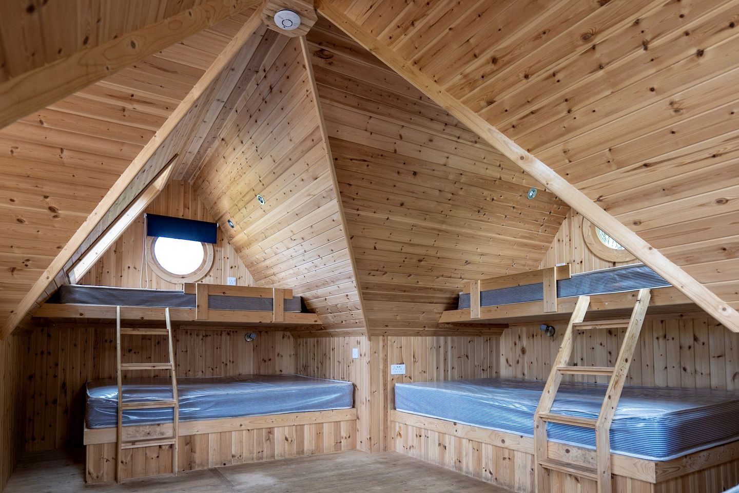 Spacious Glamping Pod with Retro Charm & Starry Lighting near Croston, England