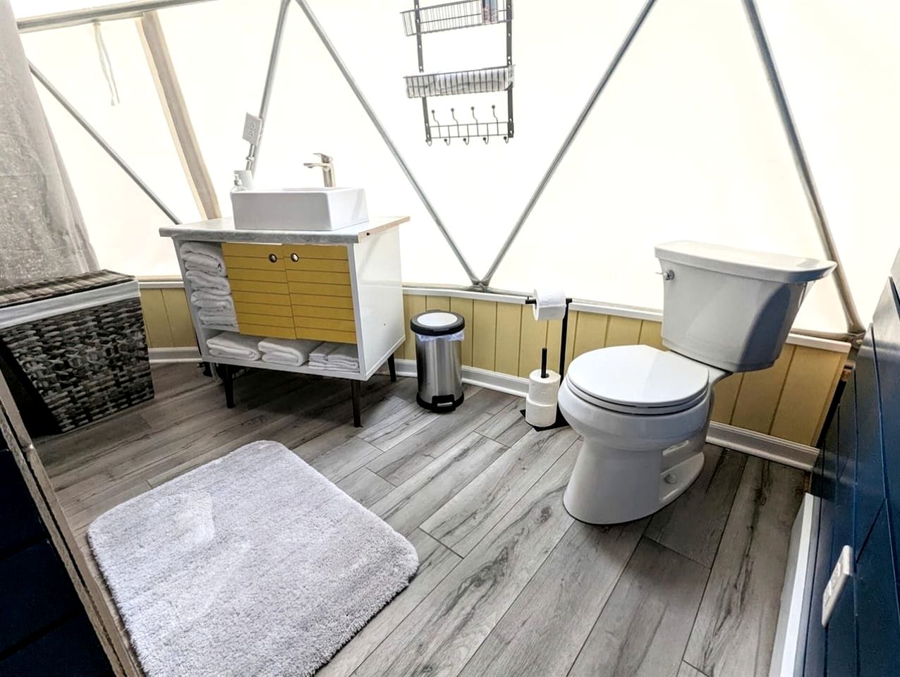 Award-Winning Glamping Dome with Panoramic Pond Views near The Caverns, Coalmont TN
